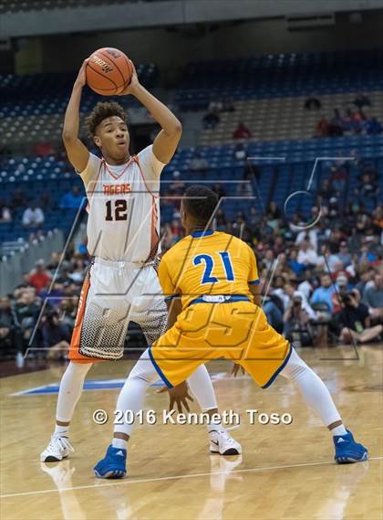 Thumbnail 3 in Lancaster vs. Fort Bend Elkins (UIL 5A Final) photogallery.