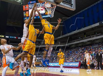 Thumbnail 3 in Lancaster vs. Fort Bend Elkins (UIL 5A Final) photogallery.