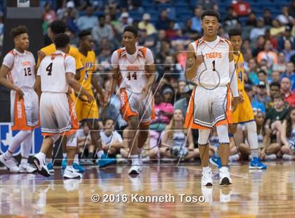Thumbnail 2 in Lancaster vs. Fort Bend Elkins (UIL 5A Final) photogallery.