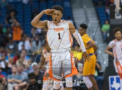 Thumbnail 3 in Lancaster vs. Fort Bend Elkins (UIL 5A Final) photogallery.