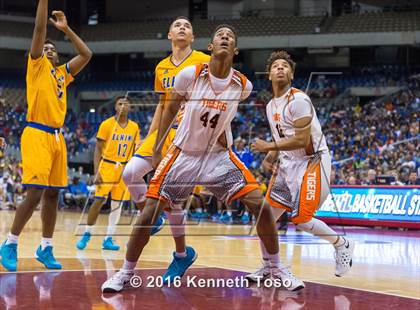 Thumbnail 3 in Lancaster vs. Fort Bend Elkins (UIL 5A Final) photogallery.