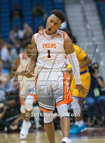 Thumbnail 1 in Lancaster vs. Fort Bend Elkins (UIL 5A Final) photogallery.