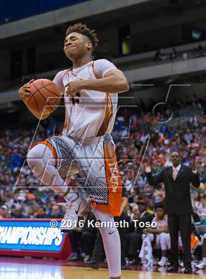 Thumbnail 3 in Lancaster vs. Fort Bend Elkins (UIL 5A Final) photogallery.
