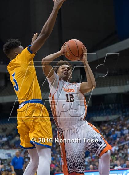 Thumbnail 3 in Lancaster vs. Fort Bend Elkins (UIL 5A Final) photogallery.