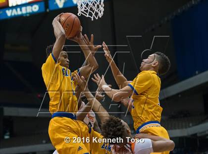 Thumbnail 1 in Lancaster vs. Fort Bend Elkins (UIL 5A Final) photogallery.