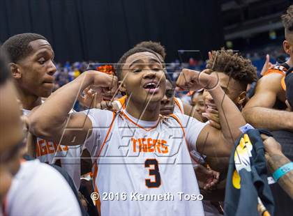 Thumbnail 1 in Lancaster vs. Fort Bend Elkins (UIL 5A Final) photogallery.
