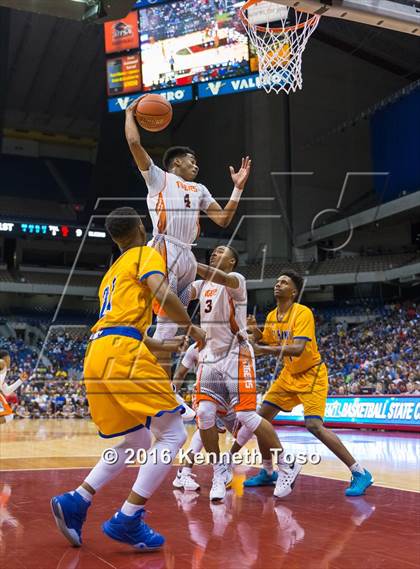 Thumbnail 2 in Lancaster vs. Fort Bend Elkins (UIL 5A Final) photogallery.