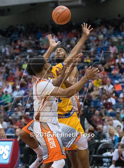 Thumbnail 2 in Lancaster vs. Fort Bend Elkins (UIL 5A Final) photogallery.