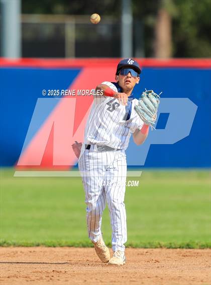 Thumbnail 2 in Bishop Amat vs La Salle photogallery.