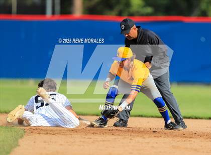 Thumbnail 2 in Bishop Amat vs La Salle photogallery.