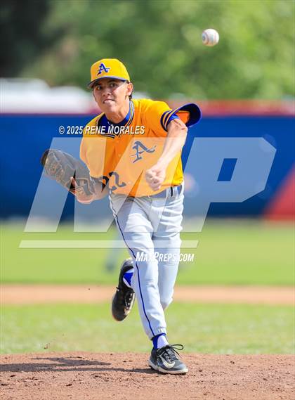 Thumbnail 3 in Bishop Amat vs La Salle photogallery.