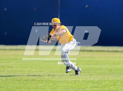 Thumbnail 3 in Bishop Amat vs La Salle photogallery.
