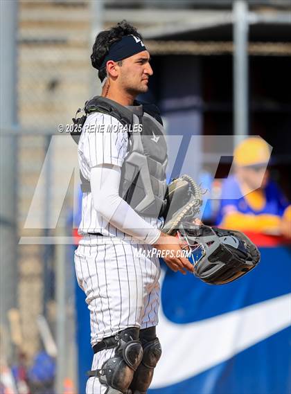 Thumbnail 3 in Bishop Amat vs La Salle photogallery.
