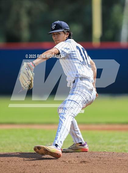 Thumbnail 3 in Bishop Amat vs La Salle photogallery.