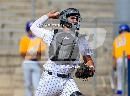 Thumbnail 3 in Bishop Amat vs La Salle photogallery.