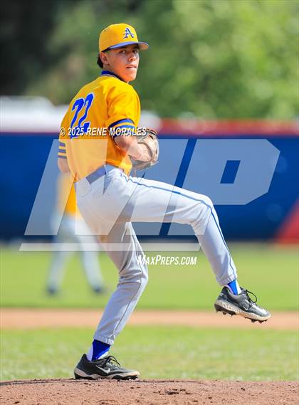 Thumbnail 3 in Bishop Amat vs La Salle photogallery.