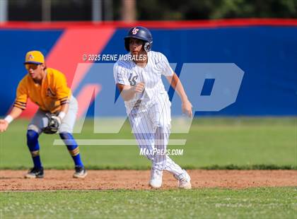 Thumbnail 3 in Bishop Amat vs La Salle photogallery.