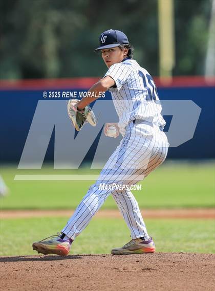 Thumbnail 2 in Bishop Amat vs La Salle photogallery.