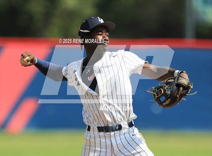 Thumbnail 3 in Bishop Amat vs La Salle photogallery.
