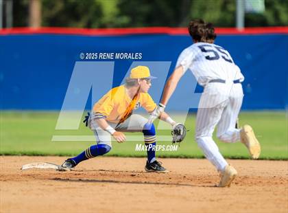 Thumbnail 3 in Bishop Amat vs La Salle photogallery.
