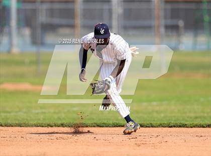 Thumbnail 3 in Bishop Amat vs La Salle photogallery.