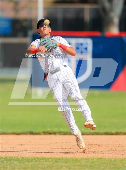 Thumbnail 3 in Bishop Amat vs La Salle photogallery.