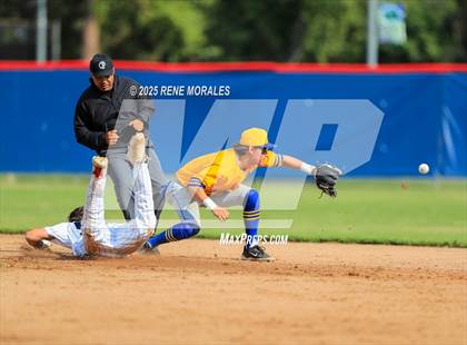 Thumbnail 1 in Bishop Amat vs La Salle photogallery.