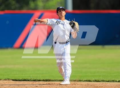 Thumbnail 3 in Bishop Amat vs La Salle photogallery.