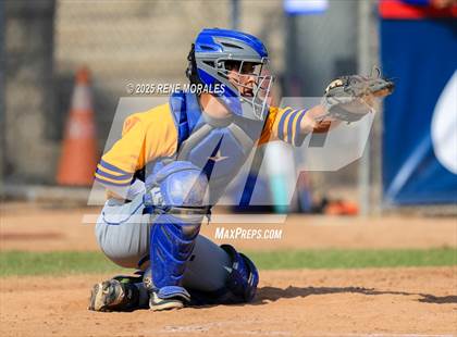 Thumbnail 3 in Bishop Amat vs La Salle photogallery.