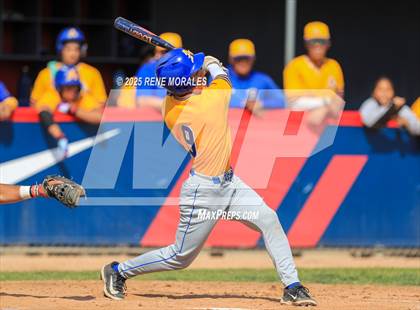 Thumbnail 3 in Bishop Amat vs La Salle photogallery.