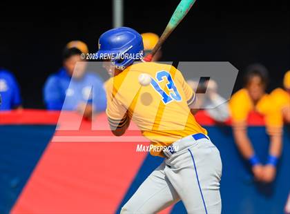 Thumbnail 3 in Bishop Amat vs La Salle photogallery.