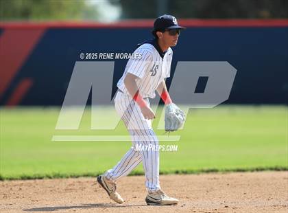 Thumbnail 3 in Bishop Amat vs La Salle photogallery.