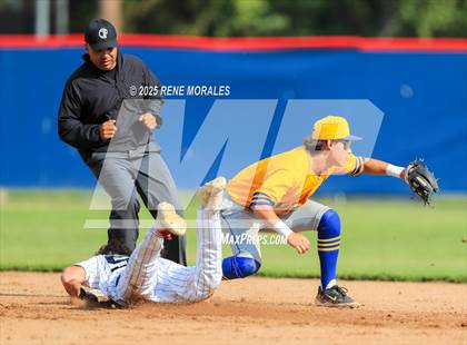 Thumbnail 3 in Bishop Amat vs La Salle photogallery.