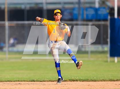 Thumbnail 1 in Bishop Amat vs La Salle photogallery.