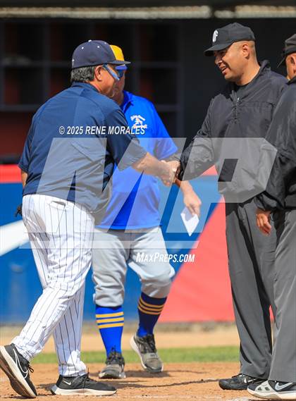 Thumbnail 3 in Bishop Amat vs La Salle photogallery.
