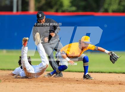 Thumbnail 2 in Bishop Amat vs La Salle photogallery.
