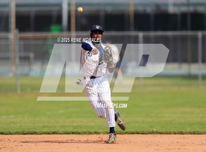 Thumbnail 1 in Bishop Amat vs La Salle photogallery.