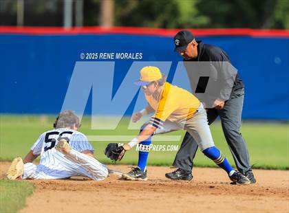 Thumbnail 3 in Bishop Amat vs La Salle photogallery.