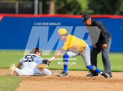 Thumbnail 1 in Bishop Amat vs La Salle photogallery.