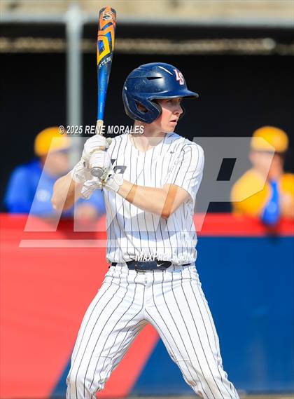 Thumbnail 2 in Bishop Amat vs La Salle photogallery.