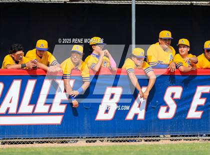 Thumbnail 3 in Bishop Amat vs La Salle photogallery.