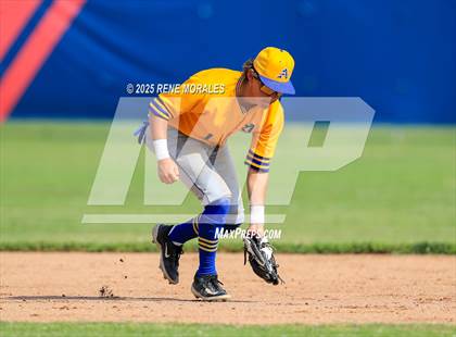 Thumbnail 2 in Bishop Amat vs La Salle photogallery.