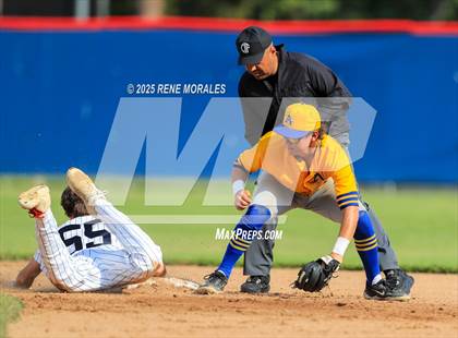 Thumbnail 1 in Bishop Amat vs La Salle photogallery.