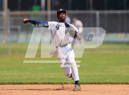 Thumbnail 3 in Bishop Amat vs La Salle photogallery.