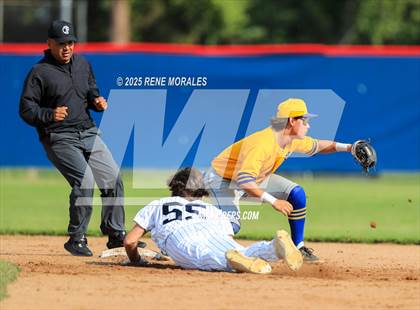 Thumbnail 2 in Bishop Amat vs La Salle photogallery.
