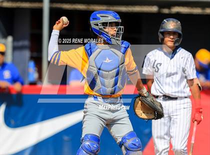 Thumbnail 3 in Bishop Amat vs La Salle photogallery.