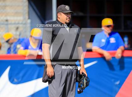 Thumbnail 3 in Bishop Amat vs La Salle photogallery.