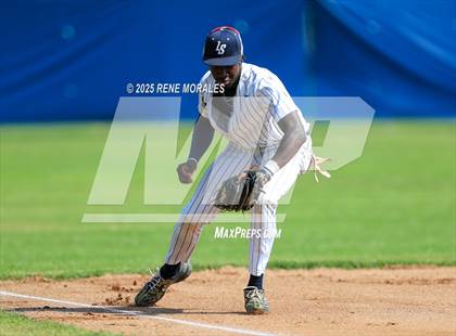 Thumbnail 3 in Bishop Amat vs La Salle photogallery.