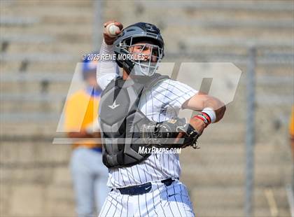 Thumbnail 2 in Bishop Amat vs La Salle photogallery.