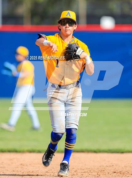 Thumbnail 3 in Bishop Amat vs La Salle photogallery.
